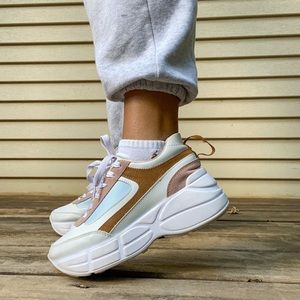 SOLD❗️Fun vintage platform white sneakers 🌸